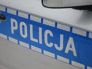 Napis policja na drzwiach radiowozu