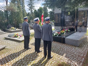 Stalowowolscy policjanci podczas składania kwiatów na obelisku.