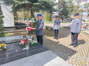 Stalowowolscy policjanci podczas składania kwiatów na obelisku.