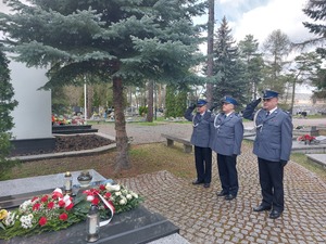 Stalowowolscy policjanci podczas składania kwiatów na obelisku.