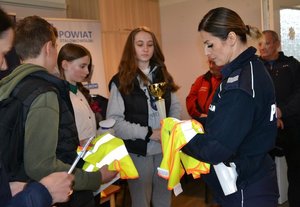 Uczestnicy konkursu wraz z wicestarosta i policjantką.