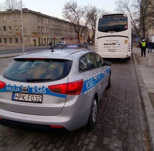 Radiowóz i autobus podczas kontroli.