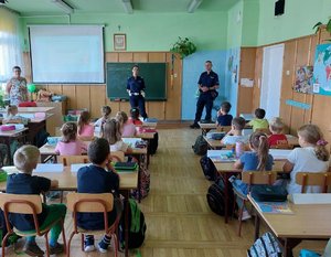 Policjanci podczas prelekcji w klasie.