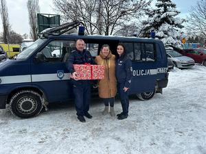 policjanci przy radiowozie