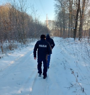 Policjant wraz z pracownikiem MOPS podczas wspólnego patrolu terenów leśnych