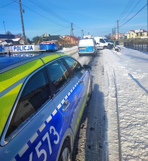 Zdarzenie w miejscowości Lipa. Na pierwszym planie radiowóz, na drugim planie pojazdy uczestniczące w zdarzeniu.