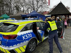 Policjantka przy radiowozie