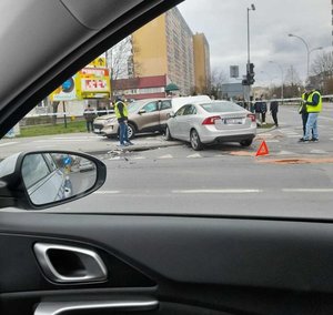 Policjanci pracujący na miejscu wypadku