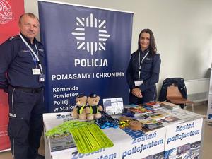 Policjanci na stoisku informacyjno-edukacyjnym.