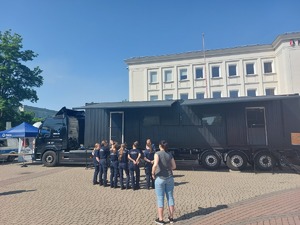 Grupa uczniów na tle escapetrucka.