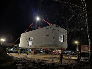 ściągany dźwigiem moduł posterunku. Pora nocna.