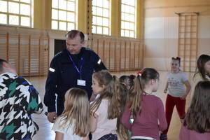 Policjant z uczniami.