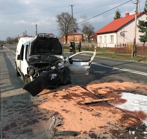 Miejsce wypadku drogowego. Uszkodzony pojazd citroen koloru białego.