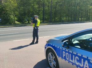 Policjant z miernikiem prędkości.