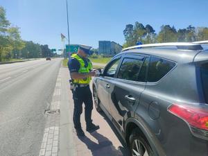 Policjant przeprowadzający kontrolę.