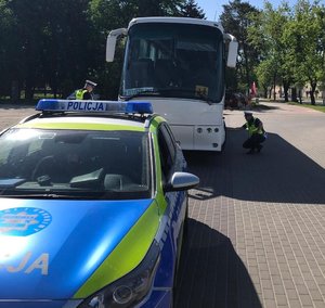 Policjanci przeprowadzający kontrolę autobusu,