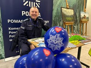 Policjant na stoisku profilaktycznym