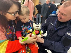 Policjant z uczestnikami WOŚP