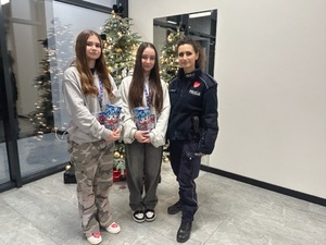 Policjantka z uczestnikami WOŚP