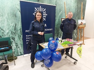 Policjanci na stoisku WOŚP