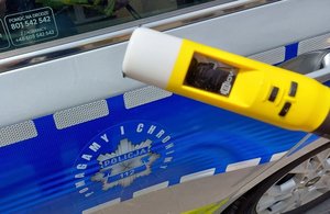 Alkoblow na tle radiowozu