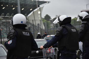 Policjanci podczas zabezpieczenia
