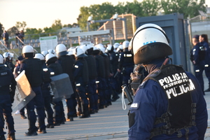 Policjanci zabezpieczający mecz.
