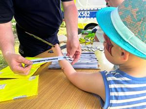 Uczestnicy pikniku na stoisku policyjnym