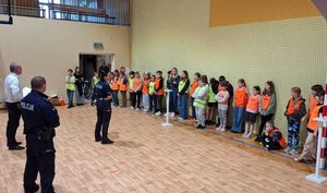 Uczestnicy egzaminu wraz z policjantami.