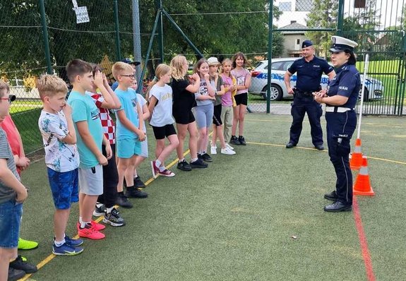 Uczestnicy egzaminu wraz z policjantami.