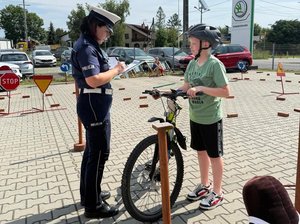 Uczestnicy egzaminu wraz z policjantką