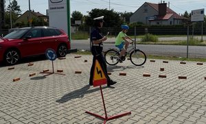 Uczestnicy egzaminu wraz z policjantką
