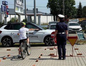 Uczestnicy egzaminu wraz z policjantką