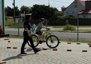 Uczestnicy egzaminu wraz z policjantką