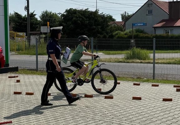 Uczestnicy egzaminu wraz z policjantką