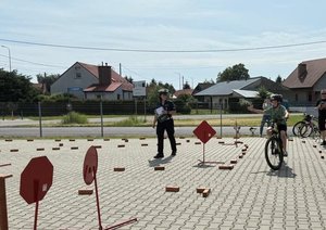 Uczestnicy egzaminu wraz z policjantką