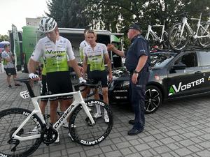 komendant wraz z policjantem biorącym udział w wyścigach