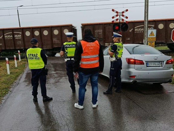 policjanci podczas akcji &quot;Bezpieczny Piątek&quot;