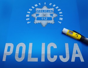 w tle maska radiowozu z urządzeniem do badania trzeźwości