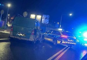 Radiowóz i mercedes na miejscu zdarzenia