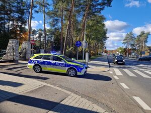 Radiowóz przy cmentarzu