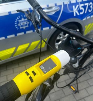 Rower i alkoblow na tle radiowozu