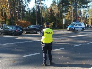 Policjant w rejonie cmentarza