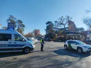 Policjant w rejonie cmentarza