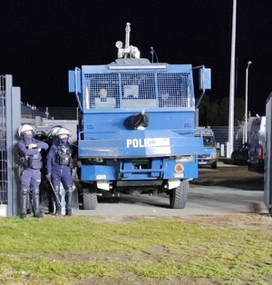 Policjanci podczas zabezpieczenia