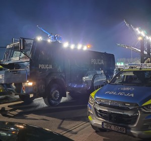 Policjanci podczas zabezpieczenia