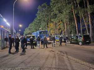 Policjanci podczas zabezpieczenia