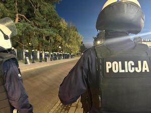 Policjanci podczas zabezpieczenia