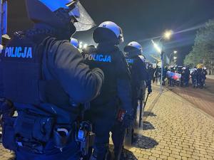 Policjanci podczas zabezpieczenia