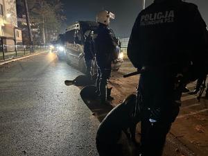 Policjanci podczas zabezpieczenia